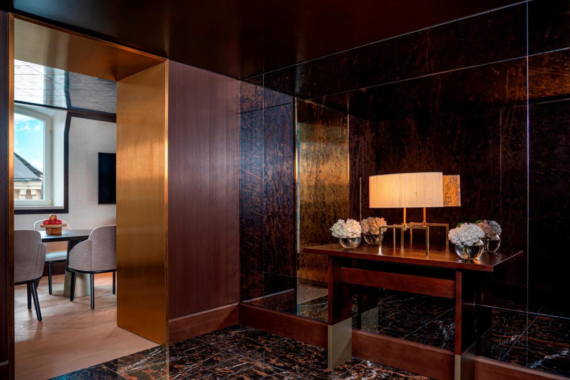 Almanac Palais Vienna 호텔 외부 사진 The interior of a suite at the Mandarin Oriental, Munich