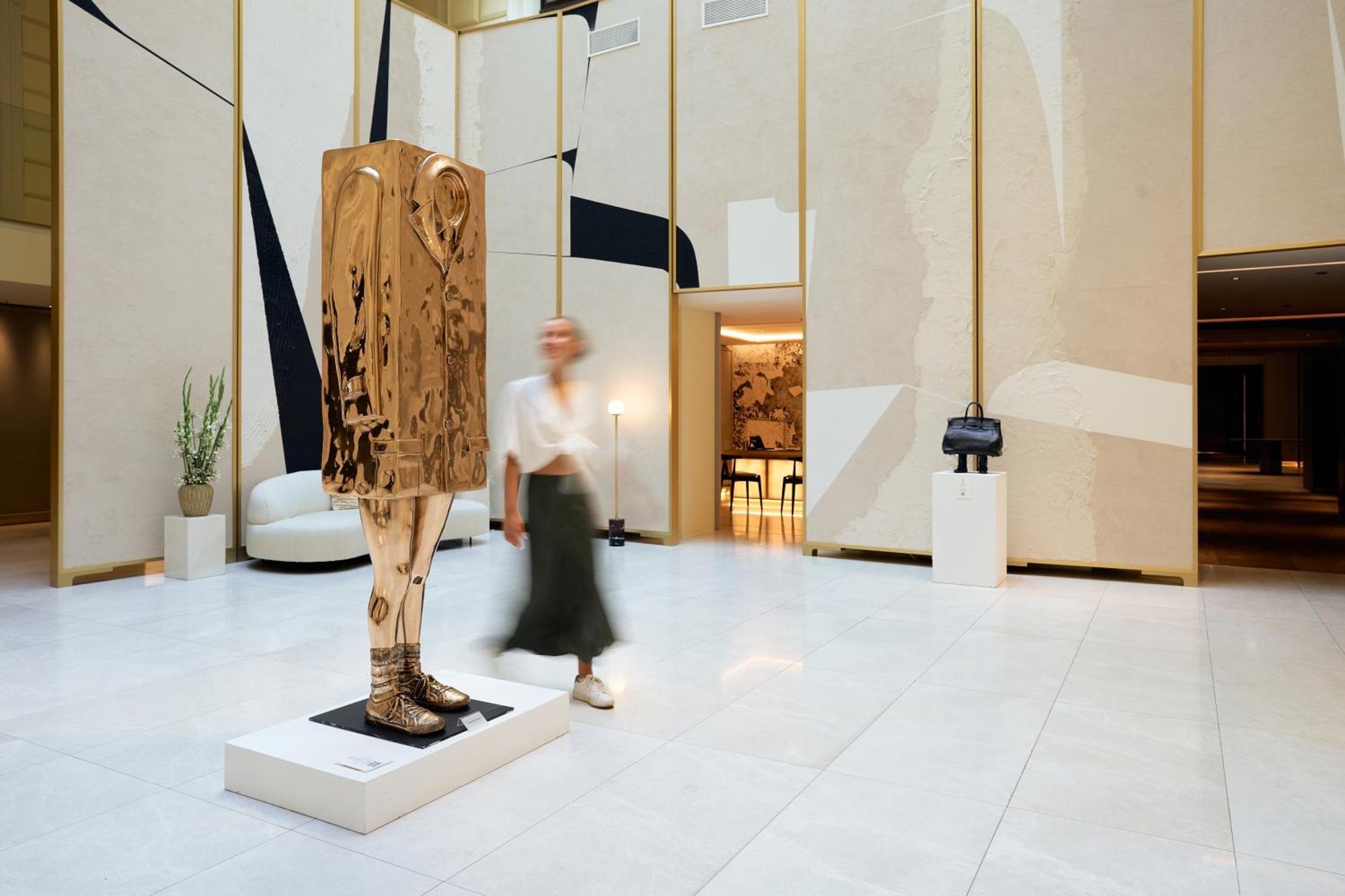 Almanac Palais Vienna 호텔 외부 사진 The sculpture in the lobby of the Four Seasons Hotel, London