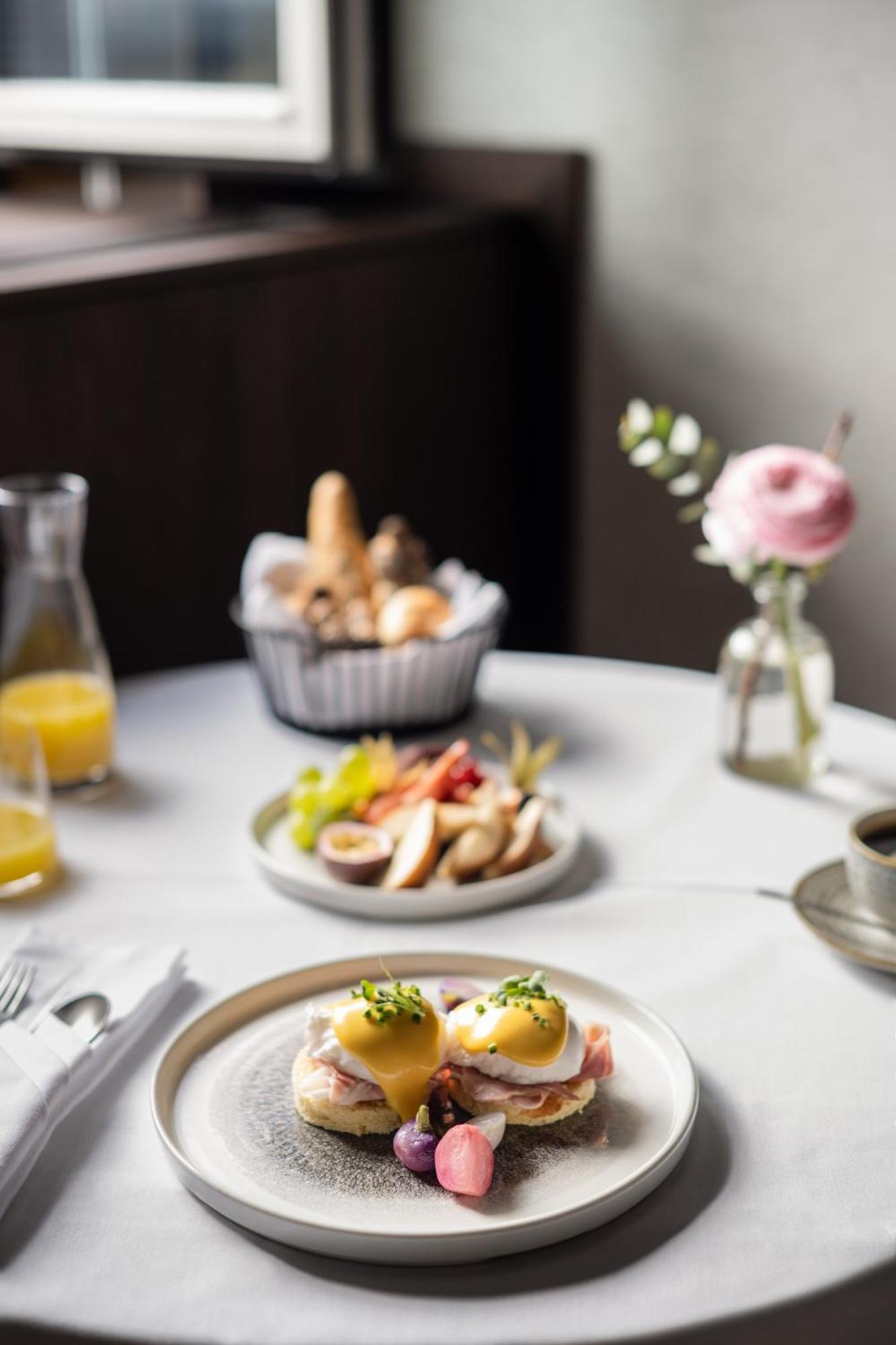 Almanac Palais Vienna 호텔 외부 사진 A breakfast table