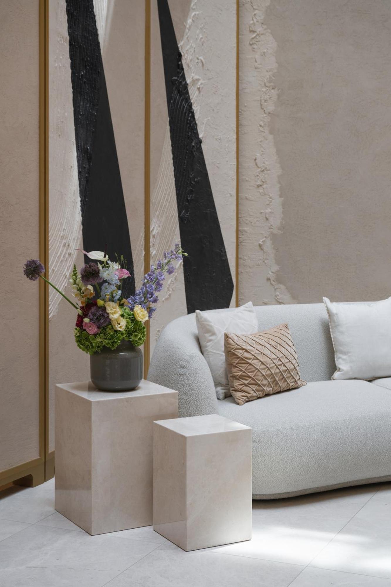 Almanac Palais Vienna 호텔 외부 사진 A flower arrangement in a hotel lobby