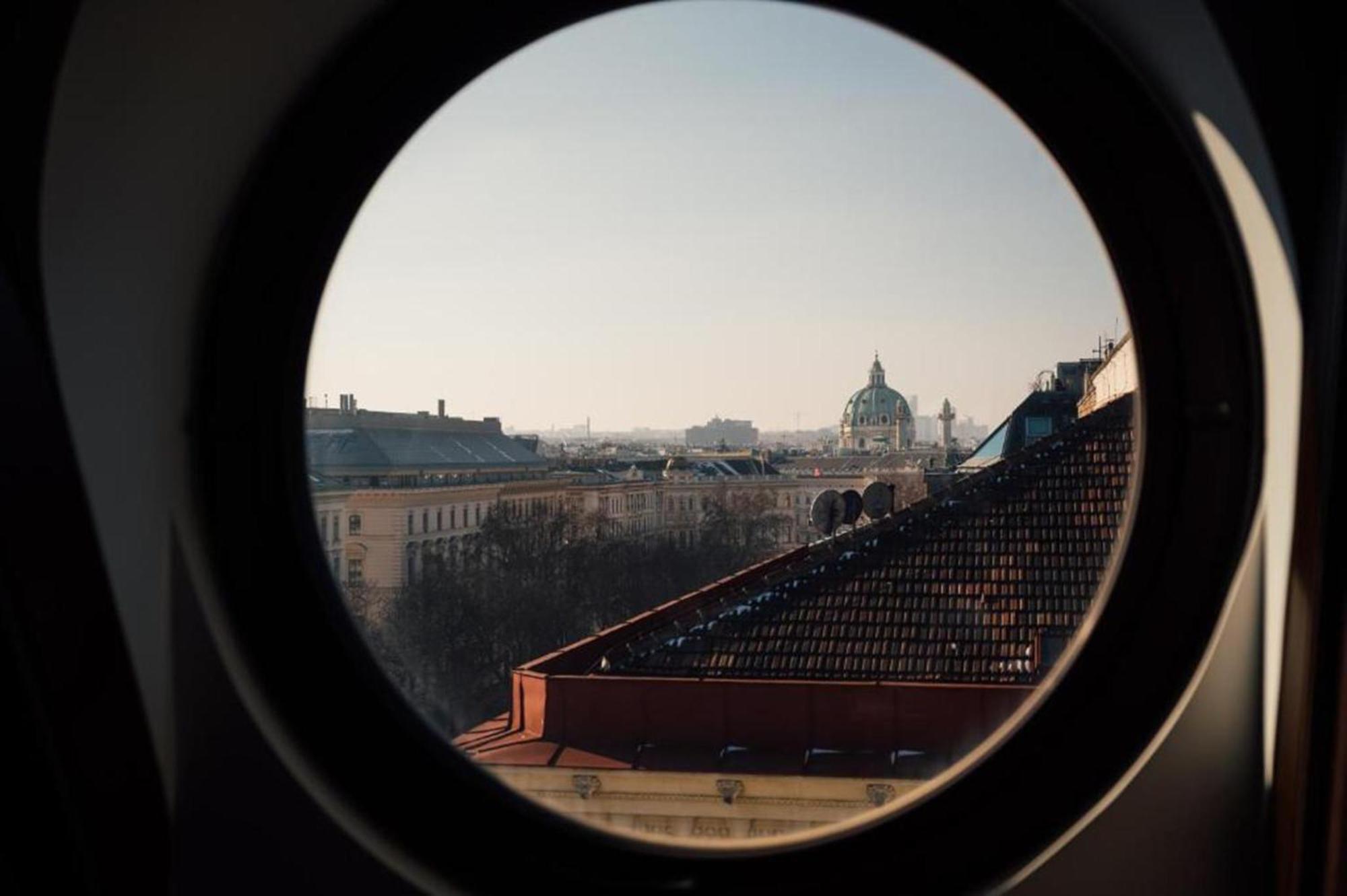 Almanac Palais Vienna 호텔 외부 사진 View through a circular window