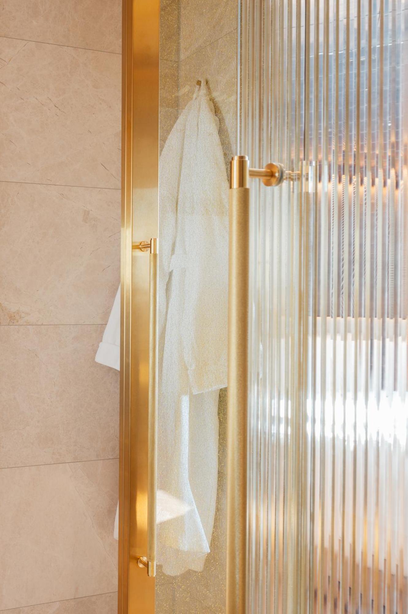 Almanac Palais Vienna 호텔 객실 사진 A shower door